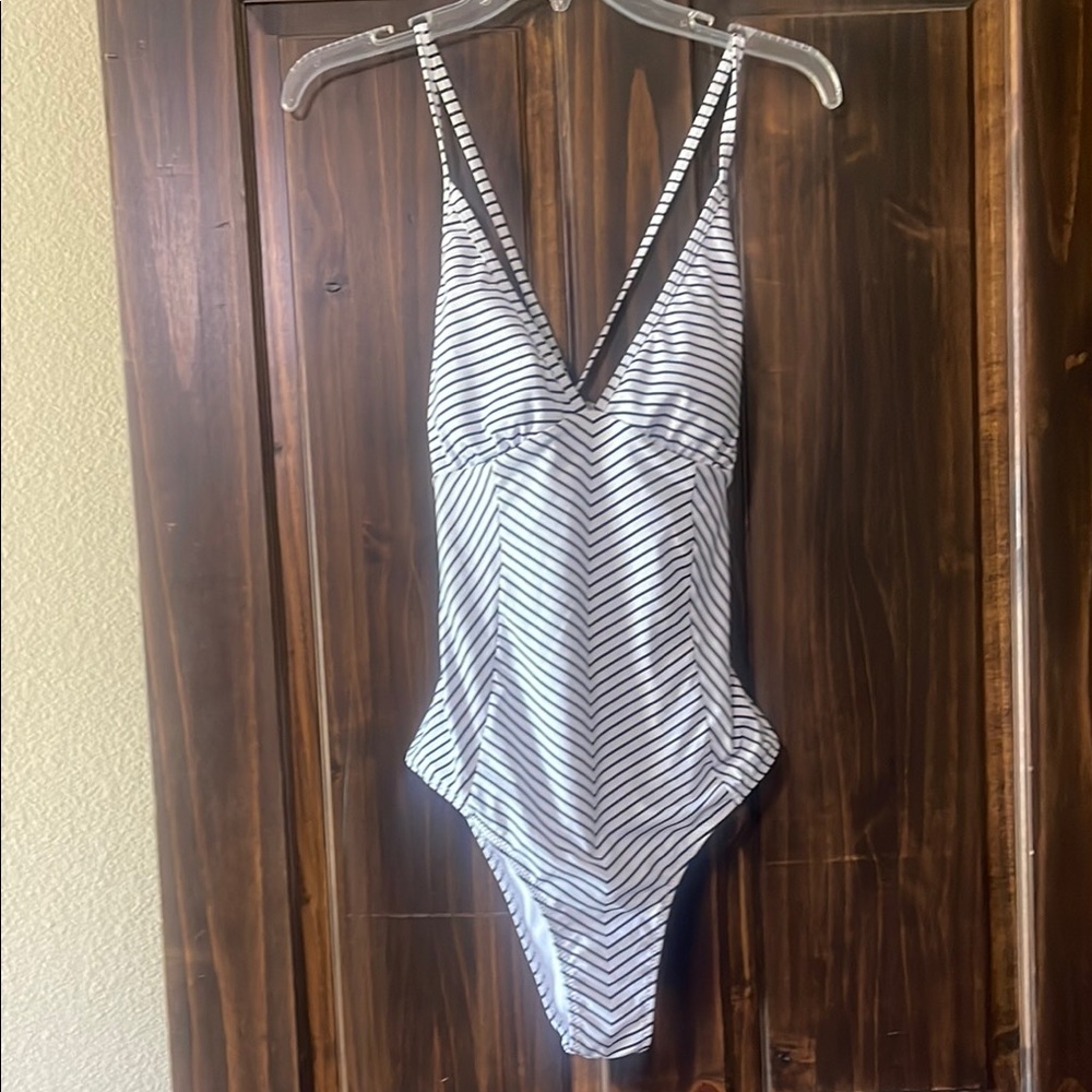 Cupshe Striped One Piece Swimsuit with removable padding Fully lined Size M